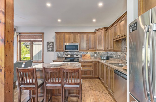The Blue Mountains Ski Chalet | Blue Mt. Chalet 8 BDR 4 W/C Ski & Recreation Resort, Golf, Beach, Hiking & More