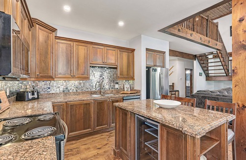 The Blue Mountains Ski Chalet | Blue Mt. Chalet 8 BDR 4 W/C Ski & Recreation Resort, Golf, Beach, Hiking & More