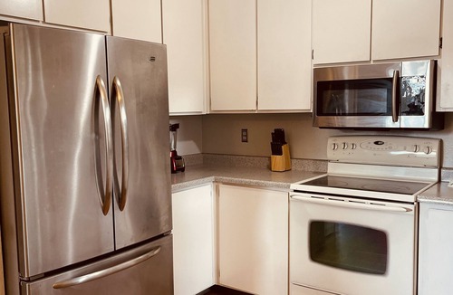 Lathrop House | Blue Oasis right off the Freeway I5!