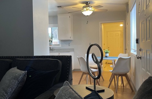 Lathrop House | Blue Oasis right off the Freeway I5!