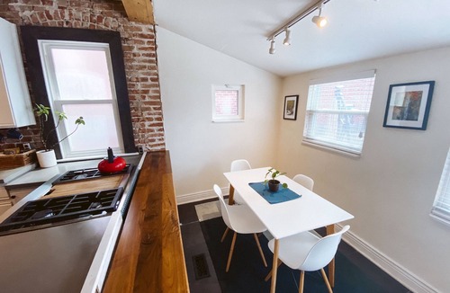 Speer House | "Blue Ox" Charming 2 Bedroom Triplex - S Broadway
