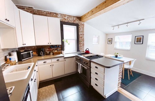 Speer House | "Blue Ox" Charming 2 Bedroom Triplex - S Broadway