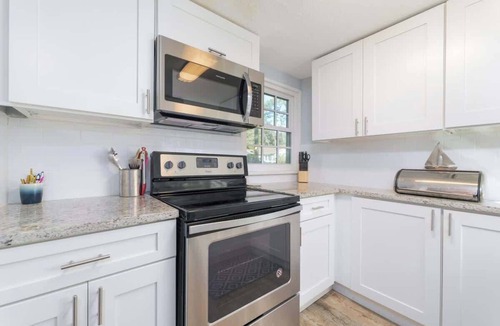 Avondale House | Blue Palm Front Home | Team Joseph Ellen