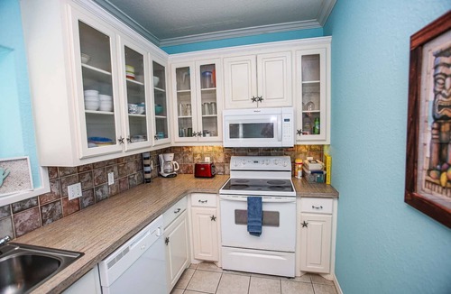 Surfside Beach House | Blue Pelican-Amazing Views-30 Sec Walk to Beach-Pet Friendly