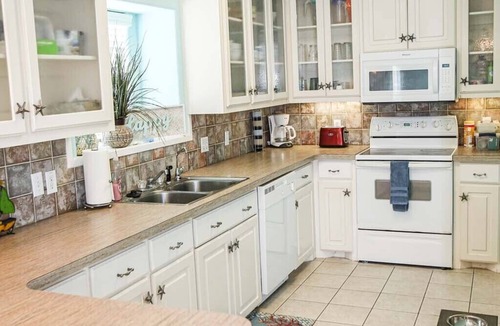 Surfside Beach House | Blue Pelican-Amazing Views-30 Sec Walk to Beach-Pet Friendly