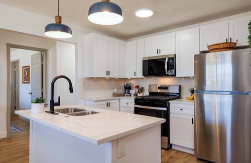 Lawton House | Blue Prairie Cottage | Near Fort Sill | Fast WIFI