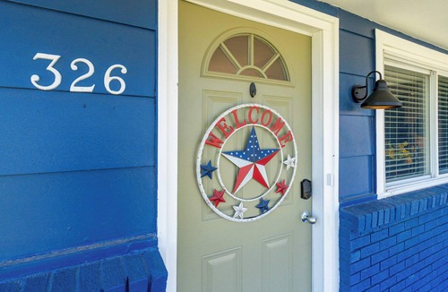 Lawton House | Blue Prairie Cottage | Near Fort Sill | Fast WIFI