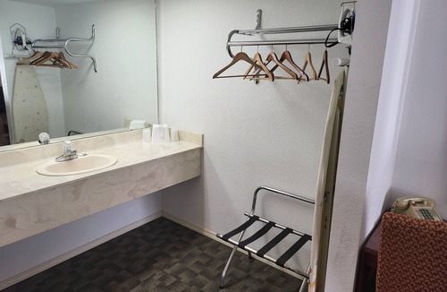 Sallisaw Hotel | Blue Ribbon Inn and Suites