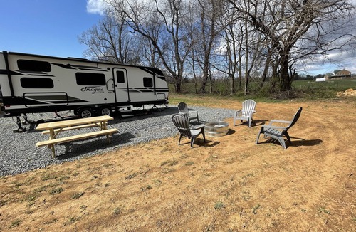 Culpeper House | Blue Ridge Bunkhouse RV Rental on Homestead