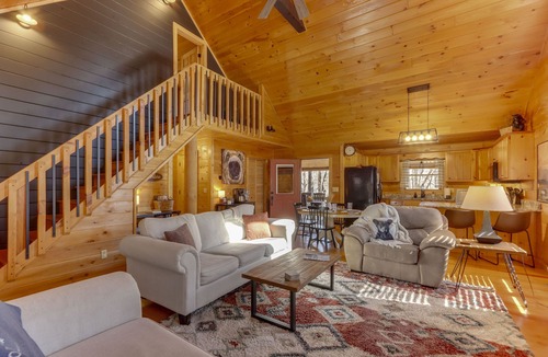 McCaysville Cabin | Blue Ridge Cabin: Hot Tub, Fire Pit & Grill!