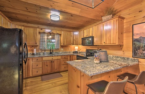 McCaysville Cabin | Blue Ridge Cabin: Hot Tub, Fire Pit & Grill!