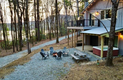 Lake Toxaway House | Blue Ridge Hideaway at Lake Toxaway with Hot Tub