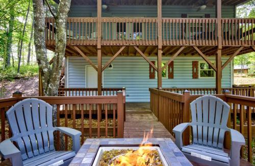 Murphy House | Blue Ridge Mountain Cabin Rental with Fire Pit!