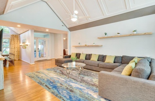 Fletcher House | Blue Ridge Mountain Retreat: Deck & Sunroom!