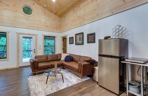 Epworth Cottage | Blue Ridge Mountainside Cottage w/Fire Pit!