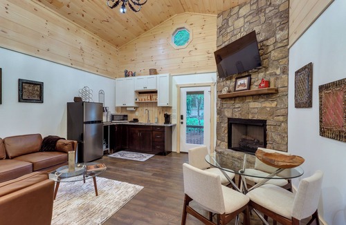 Epworth Cottage | Blue Ridge Mountainside Cottage w/Fire Pit!