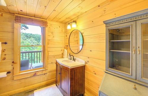 Vesta Cabin | Blue Ridge Mtns Retreat w/Views, 1 Mi to Parkway!