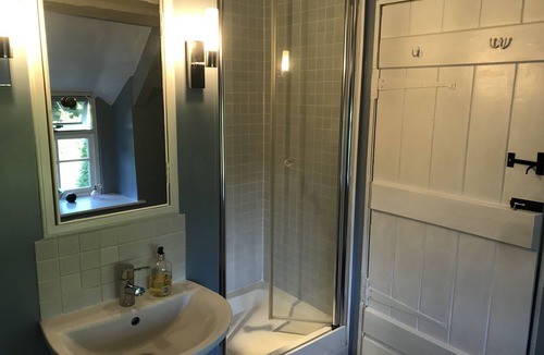 Cricket Malherbie Bed & Breakfast | Blue Room - Private bathroom