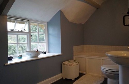 Cricket Malherbie Bed & Breakfast | Blue Room - Private bathroom