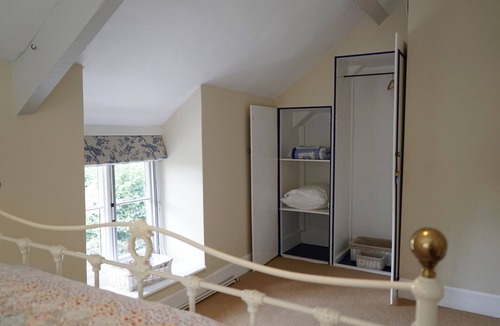 Cricket Malherbie Bed & Breakfast | Blue Room - Private bathroom