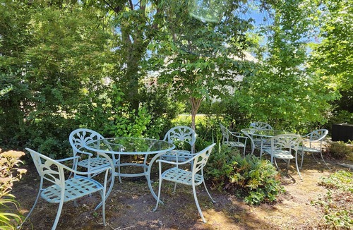 Sutter Creek Apartment | Blue Room | Steps to Wine & Food, Dogs Welcome!