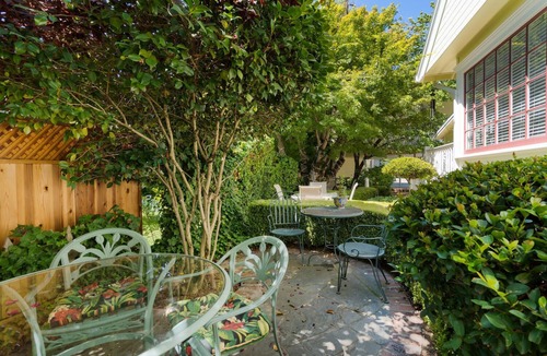 Sutter Creek Apartment | Blue Room | Steps to Wine & Food, Dogs Welcome!