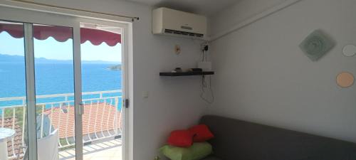 Loviste Apartment | Blue sea blue sky