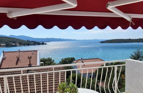 Loviste Apartment | Blue sea blue sky