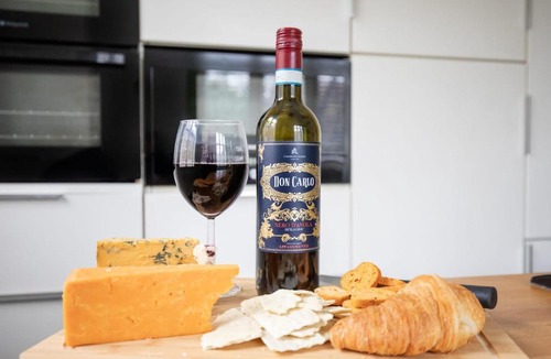 Westcliff-on-Sea Apartment | Blue Sea View Apartment