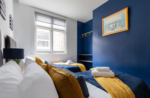 Westcliff-on-Sea Apartment | Blue Sea View Apartment