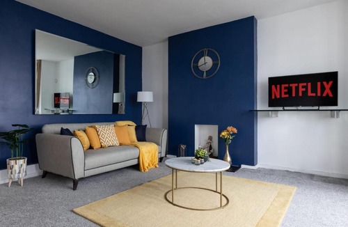 Westcliff-on-Sea Apartment | Blue Sea View Apartment