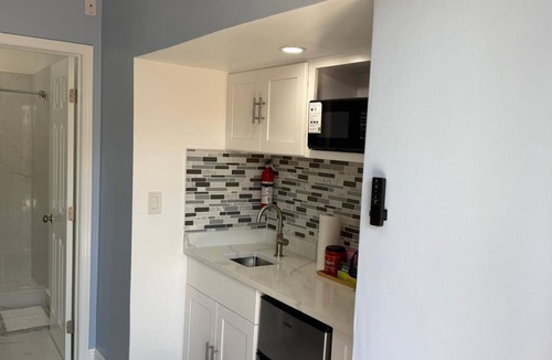 Pompano Beach Apartment | Blue Sky Guest Room with Kitchenette