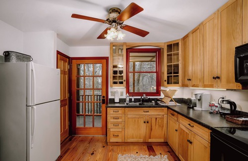 New Market Cabin | Blue Smoke Mountain-Side Cabin, Huge Screened Porch
