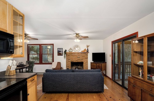 New Market Cabin | Blue Smoke Mountain-Side Cabin, Huge Screened Porch