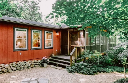 New Market Cabin | Blue Smoke Mountain-Side Cabin, Huge Screened Porch