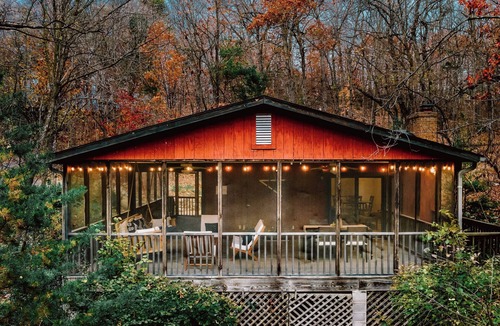 New Market Cabin | Blue Smoke Mountain-Side Cabin, Huge Screened Porch
