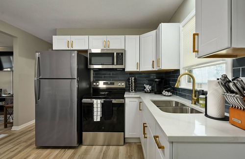 Blue Springs House | Blue Springs Home: Sleeps 10, Near KC Attractions