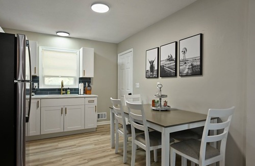 Blue Springs House | Blue Springs Home: Sleeps 10, Near KC Attractions