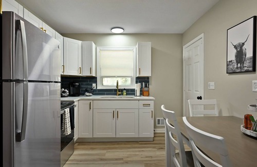 Blue Springs House | Blue Springs Home: Sleeps 10, Near KC Attractions