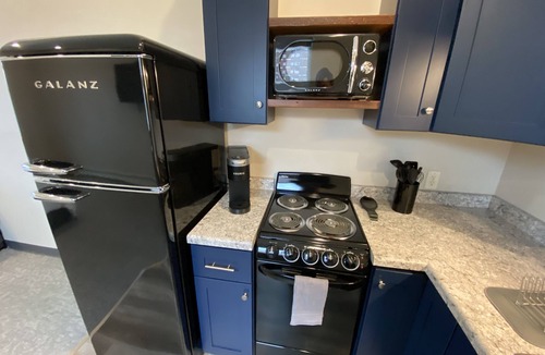 East Hillside Apartment | Blue Studio, Stay Calm, Stay Close, Unit 103