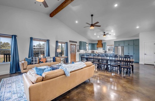Burnet House | Blue Truck Ranch-6 Acres 3 Cottages FIRE PIT!