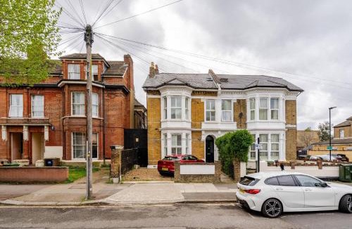 Forest Gate House | Blue Valley House