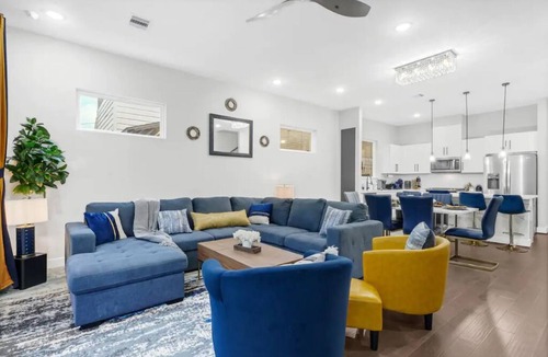 South Central Houston Villa | Blue Villa 3BR 3.5 Bath Downtown |MedCenter|HotTub