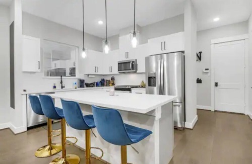 South Central Houston Villa | Blue Villa 3BR 3.5 Bath Downtown |MedCenter|HotTub