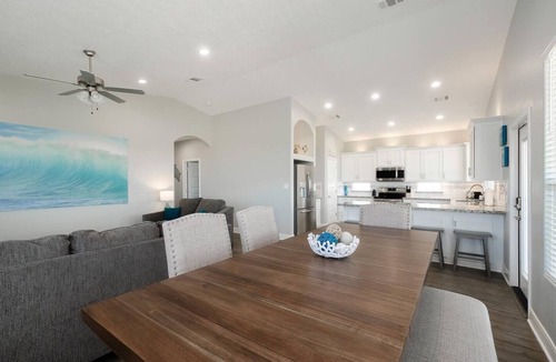 Crystal Beach House | Blue Water Escape - 3 bedroom, 2 bath home that sleeps 8 - Easy Beach Access!