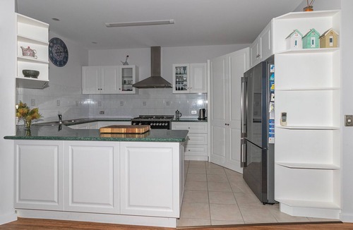 Mallacoota House | Blue Waters Lakeside escape.