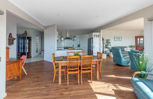 Mallacoota House | Blue Waters Lakeside escape.