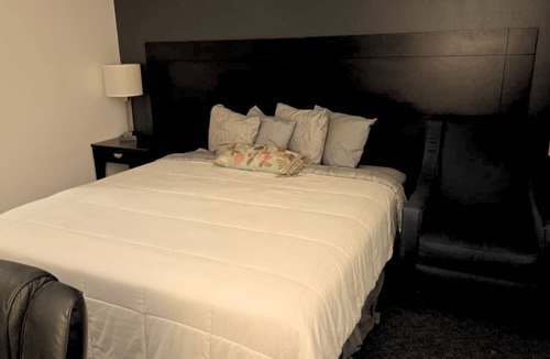 Hutchinson Hotel | Blue Way Inn By Jasper Hutchinson - Standard 1 King Bed Non Smoking