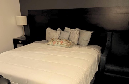 Hutchinson Hotel | Blue Way Inn By Jasper Hutchinson - Standard 1 King Bed Non Smoking
