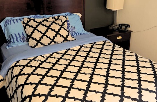 Hutchinson Hotel | Blue Way Inn By Jasper Hutchinson - Comfort 1 Queen Bed Non Smoking